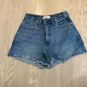 Abercrombie and fitch 90s relaxed cutoff high rise curve love short